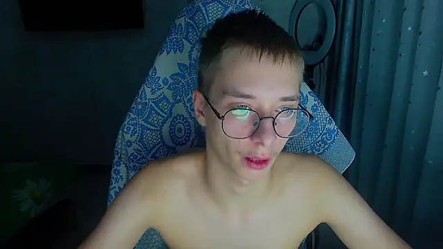 glasses cat online show from February 14, 11:27 pm