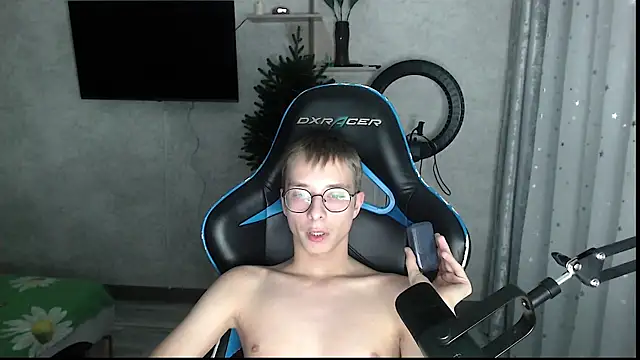 glasses cat online show from January 9, 9:44 pm