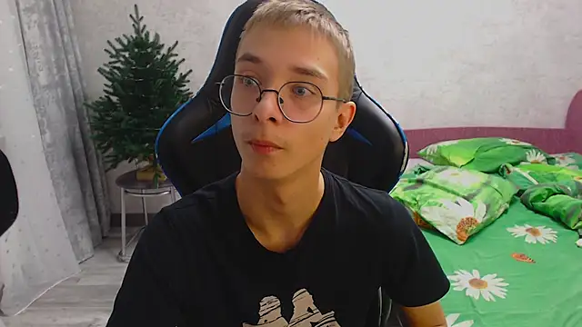 glasses cat online show from December 5, 7:23 pm