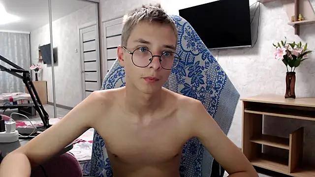 glasses cat online show from May 10, 5:15 pm