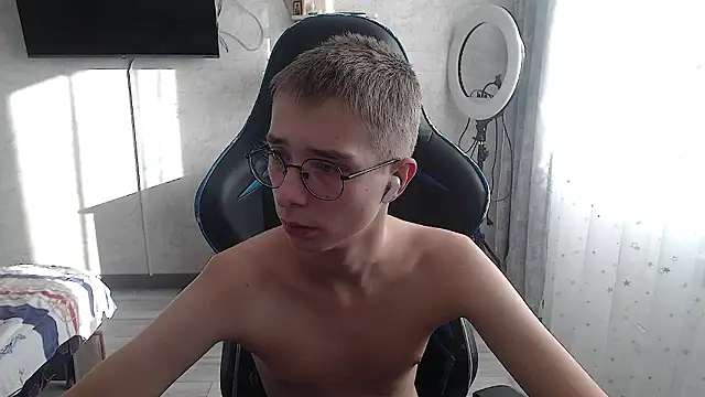 glasses cat online show from February 1, 11:19 am
