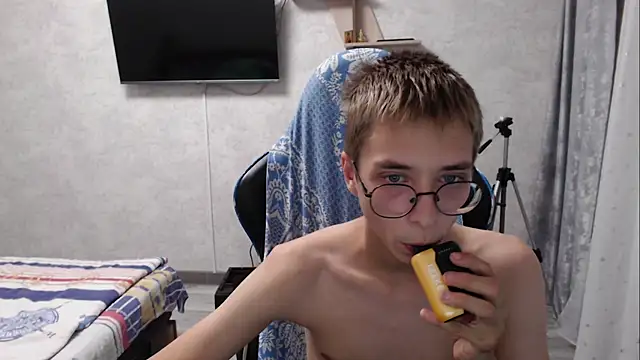 glasses cat online show from August 1, 9:02 pm