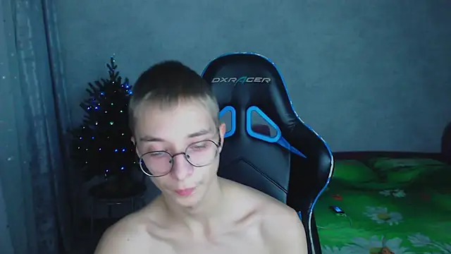 glasses cat online show from December 4, 6:29 pm