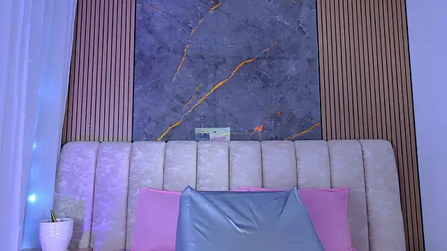 mia scot online show from April 17, 11:57 am