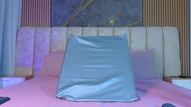 mia scot online show from February 5, 12:01 pm