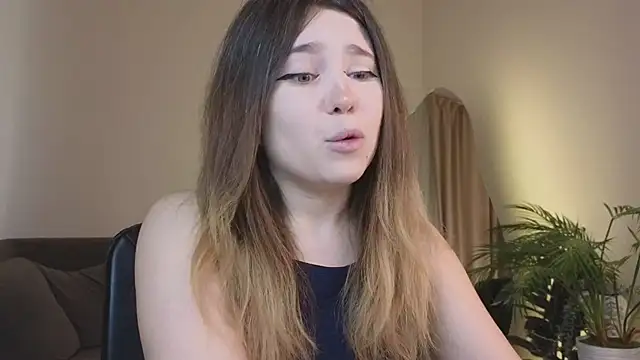 Snapshot of Lina_Glow chatting on May 5, 6:49 am Lina Glow online show from May 5, 6:49 am