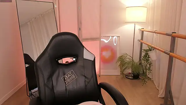 Lina Glow online show from December 1, 6:47 am