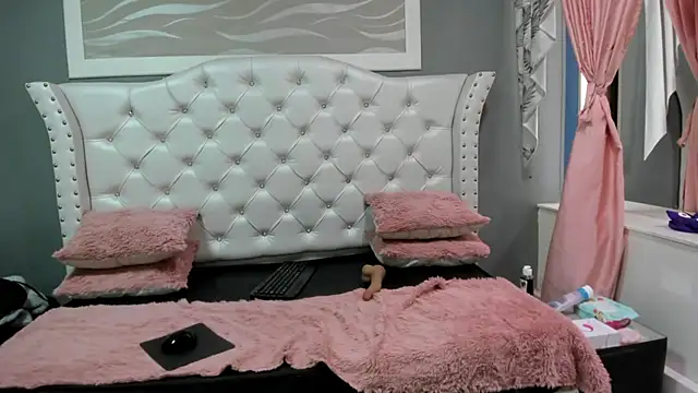 Snapshot of naomi_cooper__ chatting on October 7, 1:23 pm naomi cooper online show from October 7, 1:23 pm