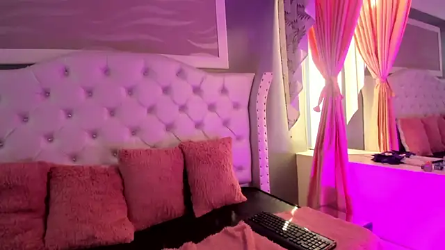 Snapshot of naomi_cooper__ chatting on October 9, 1:44 pm naomi cooper online show from October 9, 1:44 pm