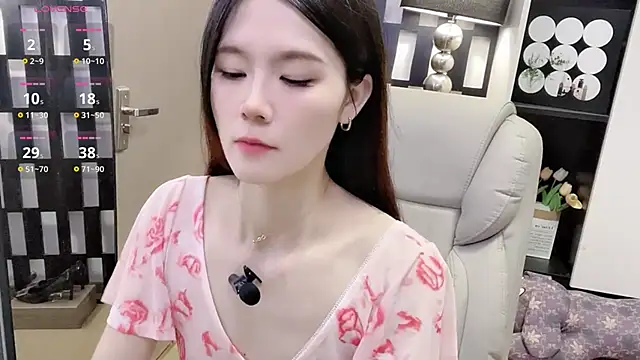 Yueyue-MM online show from December 4, 2:49 pm