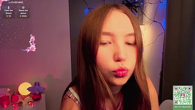 ElfredaTupy online show from October 18, 6:04 am