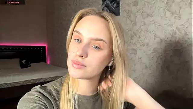 ElisabetLorney online show from October 25, 8:24 am