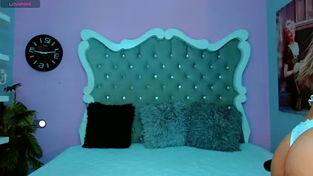 Honey Moontsts online show from March 22, 11:56 am