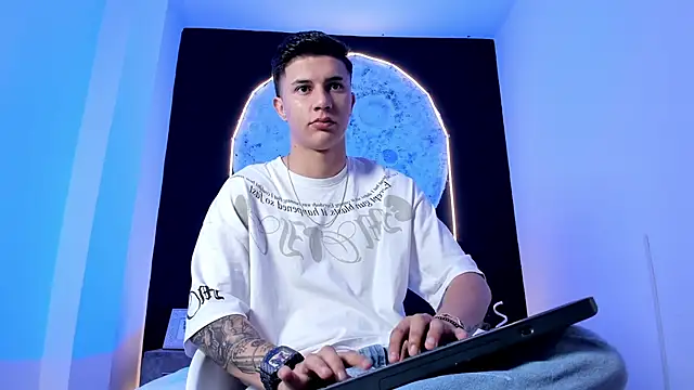 liaamsmiith  online show from October 28, 12:15 pm