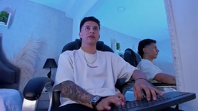 liaamsmiith  online show from January 9, 12:23 pm