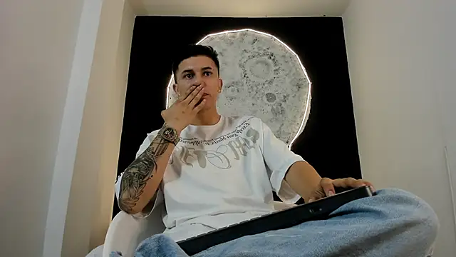 liaamsmiith  online show from October 22, 12:04 pm