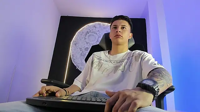 liaamsmiith  online show from November 3, 12:31 pm