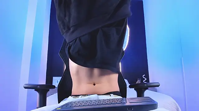 liaamsmiith  online show from November 14, 12:20 pm