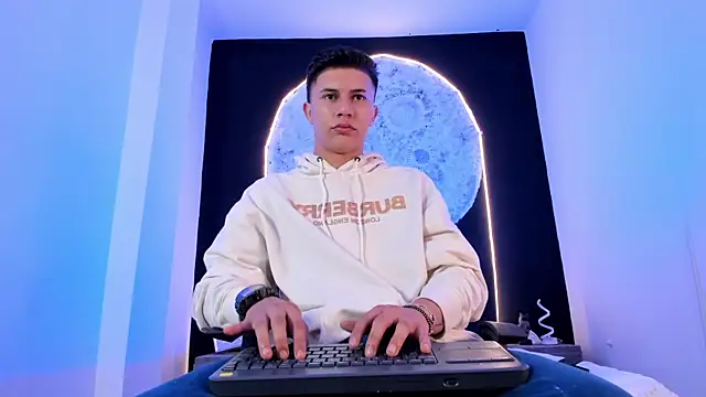 liaamsmiith  online show from October 27, 12:06 pm