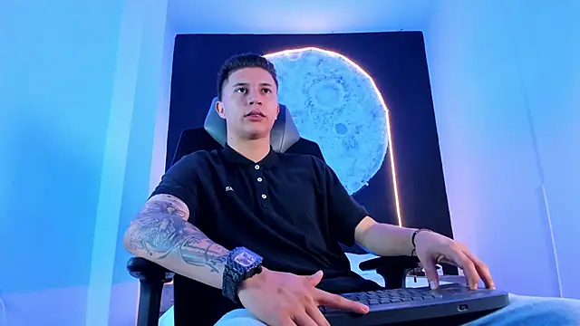 liaamsmiith  online show from November 7, 11:59 am