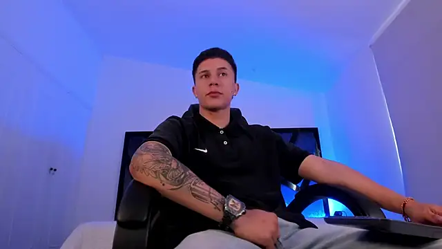 liaamsmiith  online show from December 5, 12:15 pm