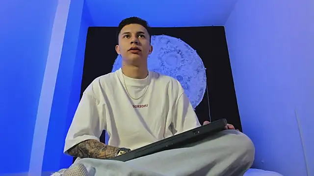 liaamsmiith  online show from October 26, 12:49 pm