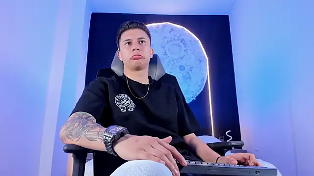 liaamsmiith  online show from November 9, 12:09 pm