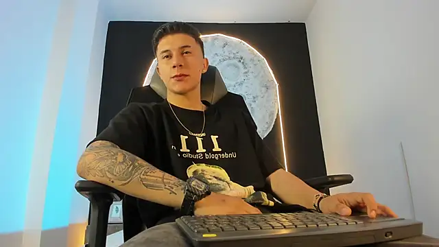 liaamsmiith  online show from November 1, 11:59 am