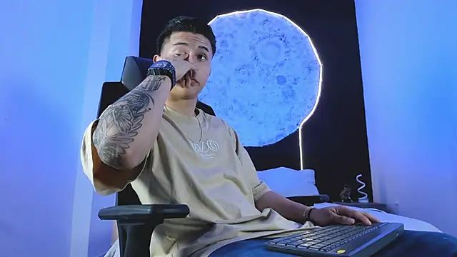 liaamsmiith  online show from November 11, 12:22 pm