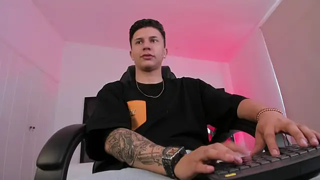 liaamsmiith  online show from December 3, 12:04 pm