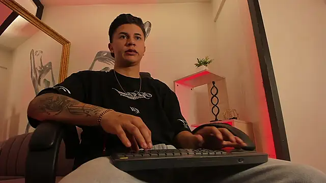 liaamsmiith  online show from February 12, 12:38 pm