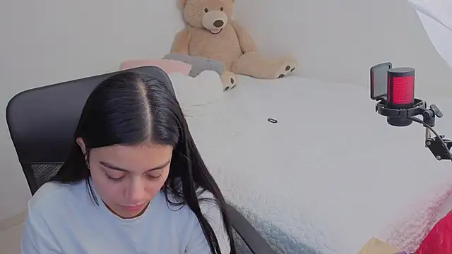 Snapshot of valerihouse chatting on February 7, 1:02 am valerihouse online show from February 7, 1:02 am