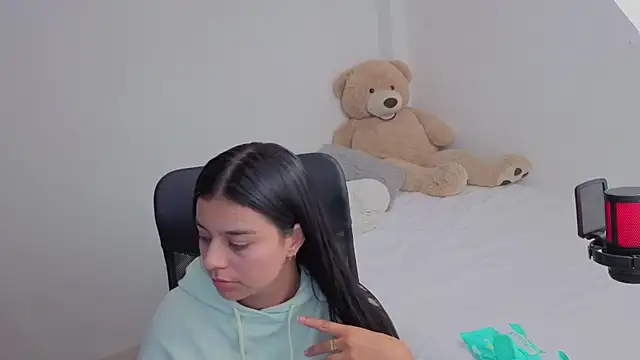 Snapshot of valerihouse chatting on February 18, 1:14 am valerihouse online show from February 18, 1:14 am