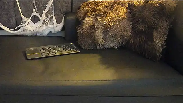 Snapshot of Rowan_Mills chatting on October 31, 8:27 pm Rowan Mills online show from October 31, 8:27 pm