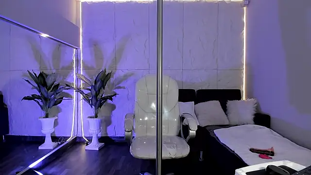 Snapshot of AariaLove chatting on November 27, 10:43 pm AariaLove online show from November 27, 10:43 pm