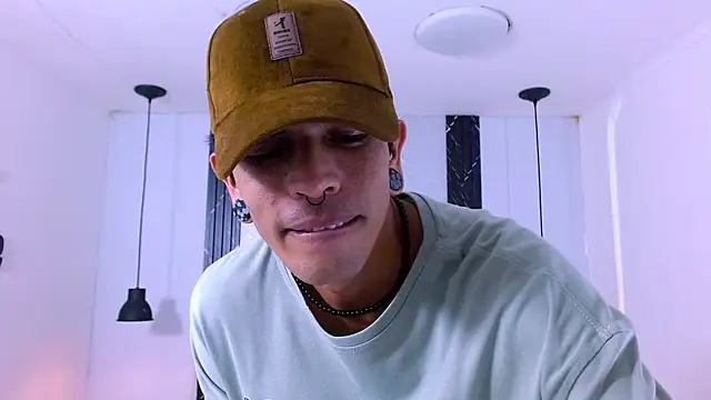 Snapshot of Franvill_Trato chatting on December 3, 8:19 pm Franvill Trato online show from December 3, 8:19 pm