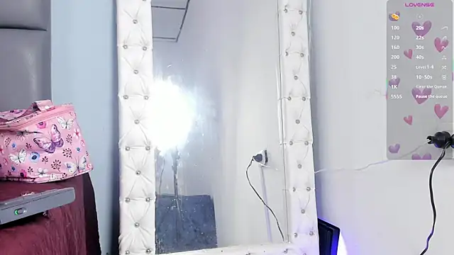 Niicolle Evanss online show from October 23, 3:43 pm