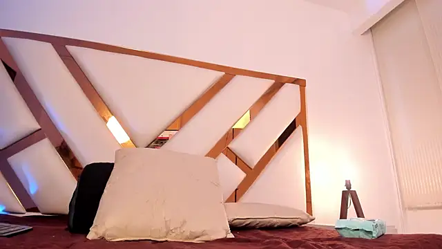 Niicolle Evanss online show from March 21, 7:40 pm