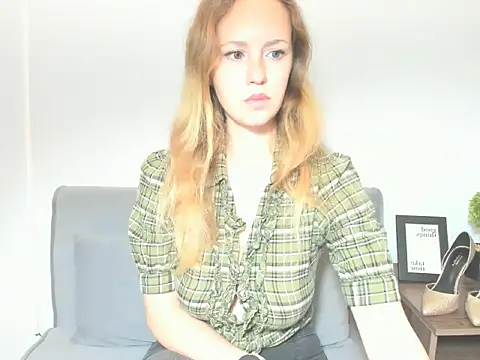Snapshot of LyraHotty chatting on October 18, 4:25 am LyraHotty online show from October 18, 4:25 am