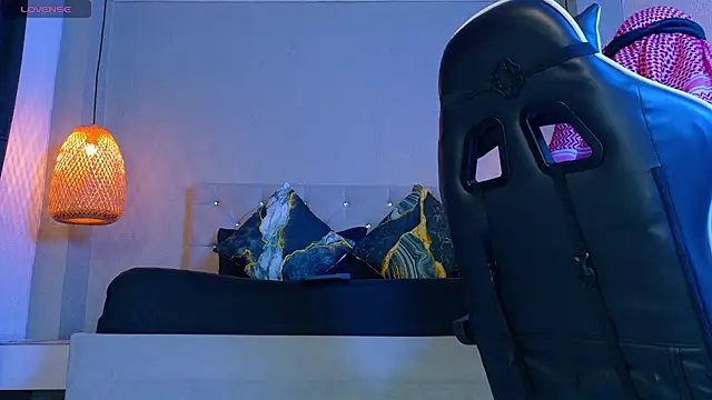 Thaiel Fosteer online show from April 15, 8:20 am