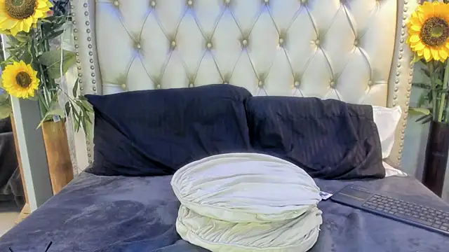 NyssaWood online show from November 14, 3:15 pm