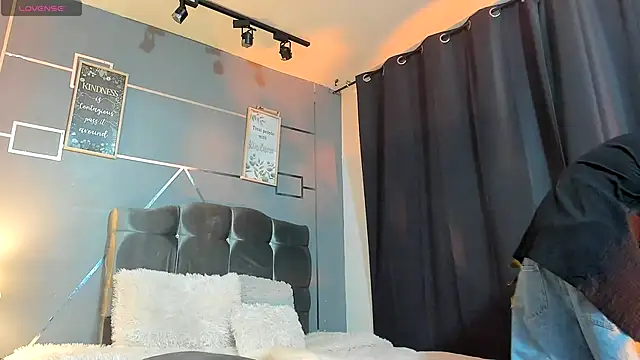 oliver mr  online show from December 1, 8:10 pm