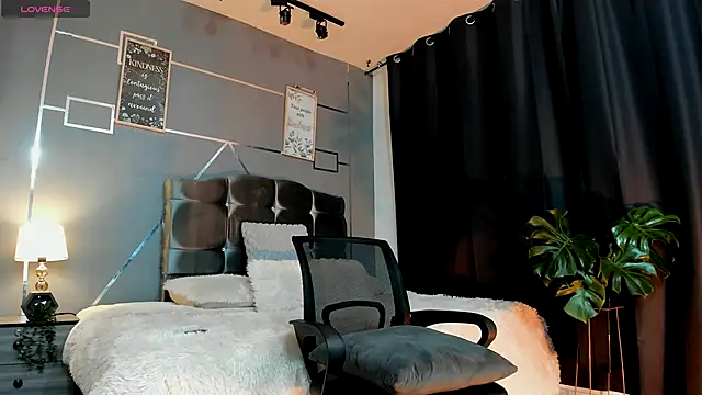 oliver mr  online show from December 4, 8:30 pm