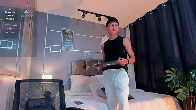 oliver mr  online show from November 27, 8:20 pm