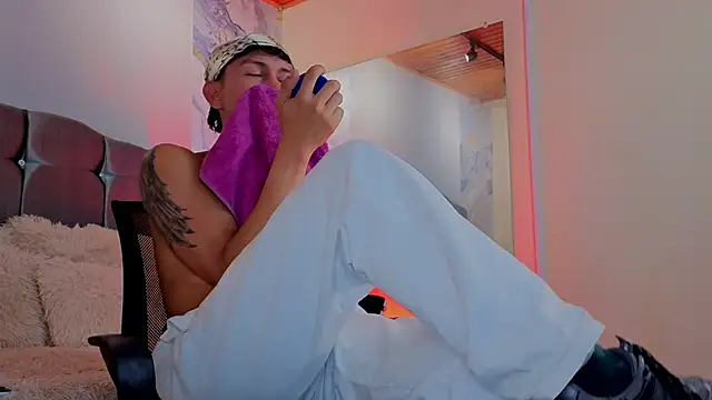 oliver mr  online show from April 7, 8:32 pm