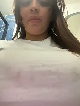 Snapshot of sarahreyess_11 chatting on January 13, 10:24 pm sarahreyess 11 online show from January 13, 10:24 pm