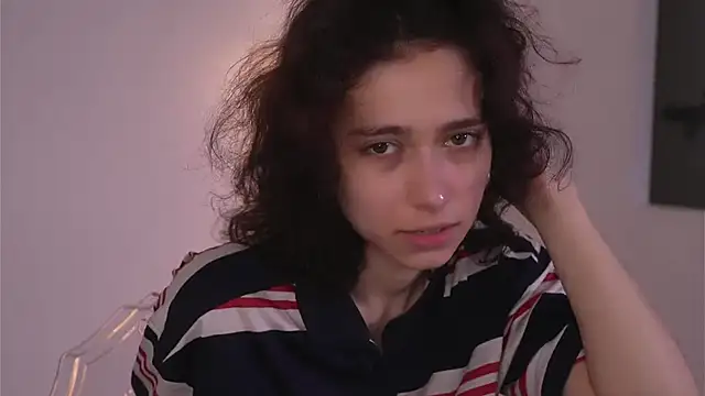 MimiLicks online show from December 4, 8:24 am