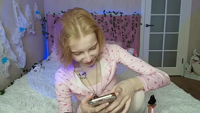 Pink Lila18 online show from February 9, 2:09 am