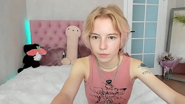 Snapshot of Pink_Lila18 chatting on September 15, 9:43 am Pink Lila18 online show from September 15, 9:43 am