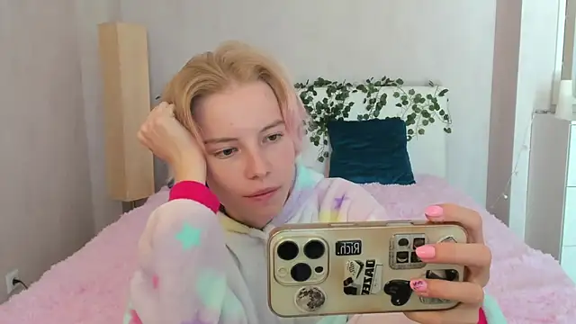 Snapshot of Pink_Lila18 chatting on September 10, 8:13 am Pink Lila18 online show from September 10, 8:13 am